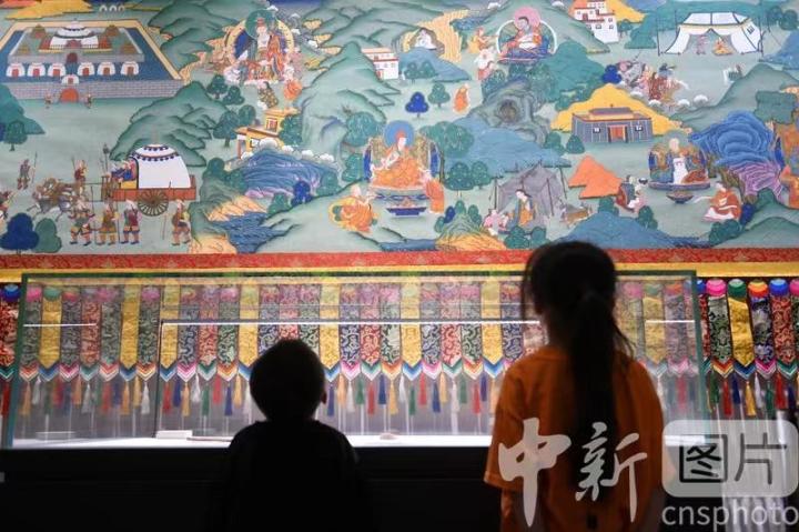 圖為觀眾參觀唐卡《涼州會盟》。 中新社記者 戴文昌 攝