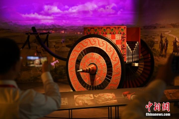 8月16日，甘肅省天水市張家川回族自治縣馬家塬車輿博物館內(nèi)，游客拍攝等比例的戰(zhàn)國西戎車輿復(fù)制品。