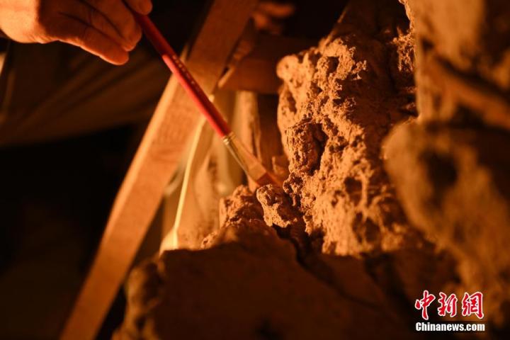 8月25日，文物修復(fù)師牟常有進行文物修復(fù)工作。