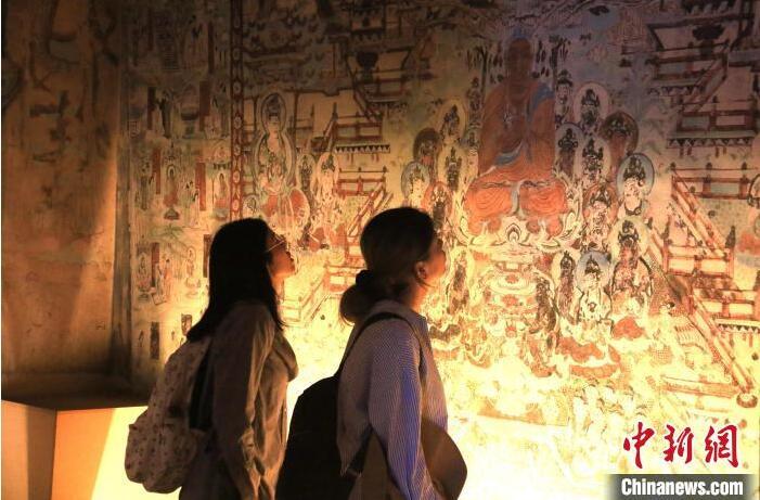 2023年8月27日，游客在甘肅省敦煌市博物館參觀文物展。張曉亮 攝(資料圖)