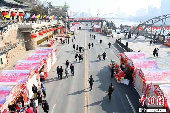 1月30日，蘭州黃河畔的年貨集市吸引顧客選購年貨。九美旦增 攝</p><p>