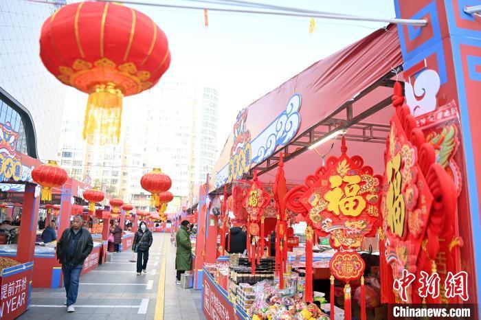 1月30日，蘭州街頭琳瑯滿目的年貨吸引顧客選購。九美旦增 攝</p><p>