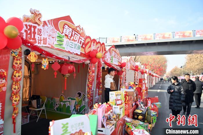 1月30日，蘭州黃河畔的年貨集市吸引顧客選購年貨。九美旦增 攝</p><p>