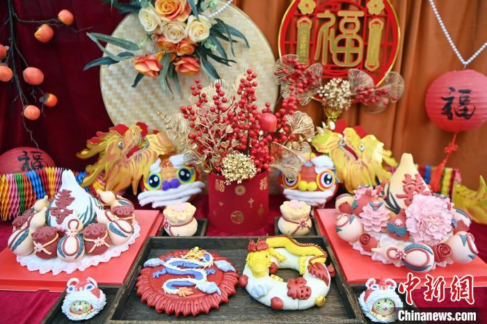 1月25日，春節(jié)臨近，蘭州一花饃店“龍”元素花饃熱銷。圖為展出的“龍”元素花饃。九美旦增 攝