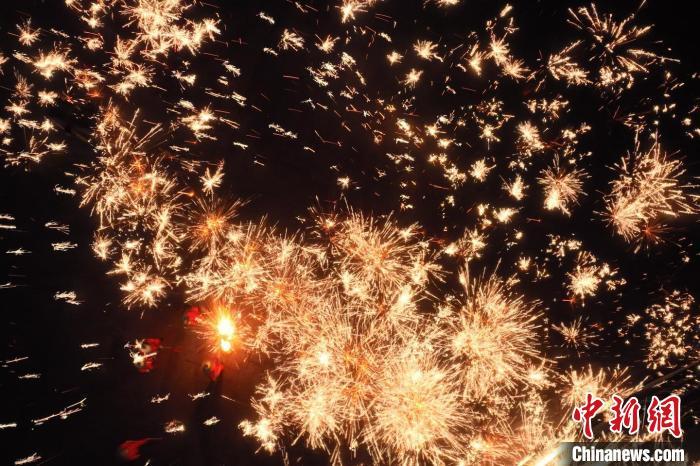 灼熱的鐵水在空中迸散。在空中形成“鐵花火雨”的景象，似天女散花，似群星漫天，如夢(mèng)如幻，美不勝收。侯奇志 攝</p>
<p>