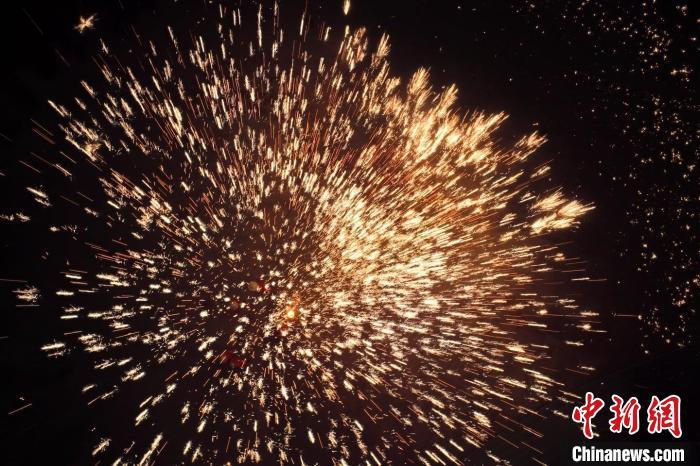 據(jù)悉，“花”與“發(fā)”諧音，取“打花打花，越打越發(fā)”之意?！按蜩F花”不僅蘊(yùn)含著人們祈福納祥的美好愿望，也展現(xiàn)了民間生鐵冶煉傳統(tǒng)技藝的工匠精神。侯奇志 攝