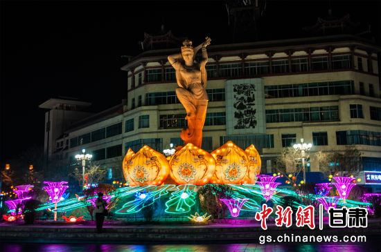 2024年春節(jié)期間，敦煌市中心盤旋路上的反彈琵琶燈組。王斌銀 攝