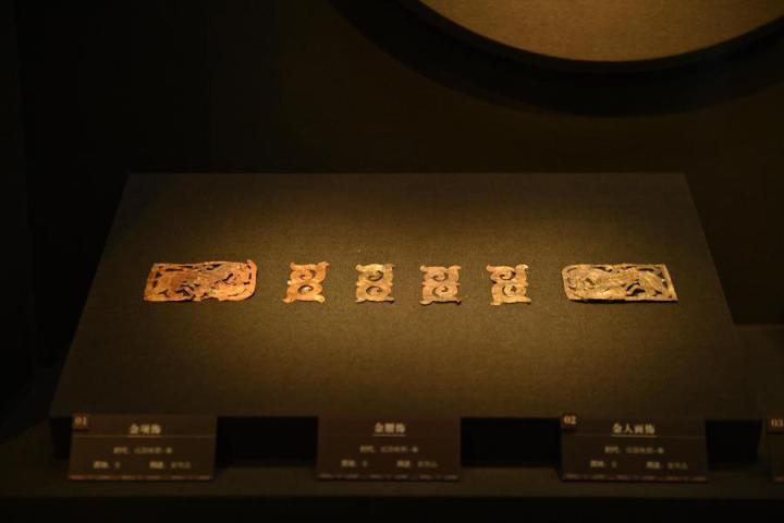 張家川縣馬家塬車輿博物館展陳的馬家塬遺址出土的金項(xiàng)飾、金腰飾、金人畫飾等。李亞龍 攝　　