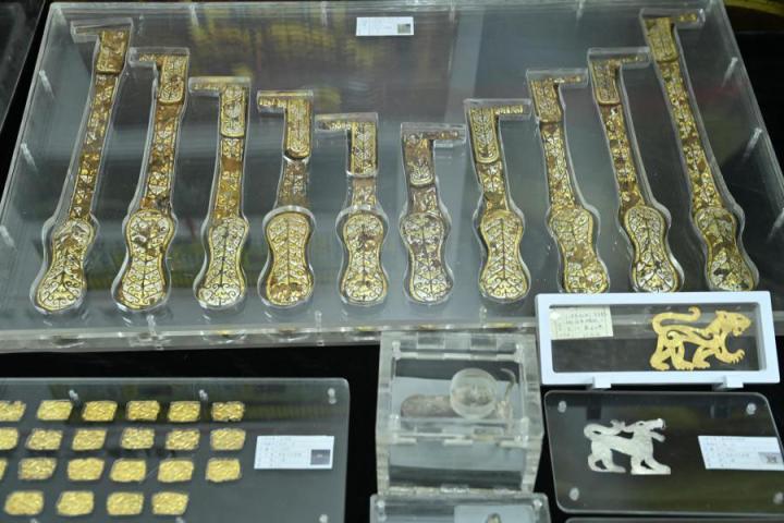 張家川馬家塬出土的金帶飾、大角羊、人形鉛俑及狼形銀車輿飾等文物。