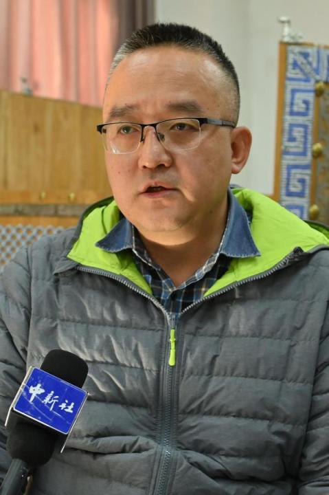 謝焱，甘肅省文物考古研究所副研究館員、考古研究二部主任、田野考古項(xiàng)目負(fù)責(zé)人。主持參與了張家川馬家塬戰(zhàn)國(guó)西戎墓地、臨潭磨溝齊家文化墓地等20多項(xiàng)考古調(diào)查、發(fā)掘工作，曾獲得中國(guó)國(guó)家文物局田野考古二、三等獎(jiǎng)，“十二五”文物保護(hù)科學(xué)和技術(shù)創(chuàng)新二等獎(jiǎng)等榮譽(yù)。