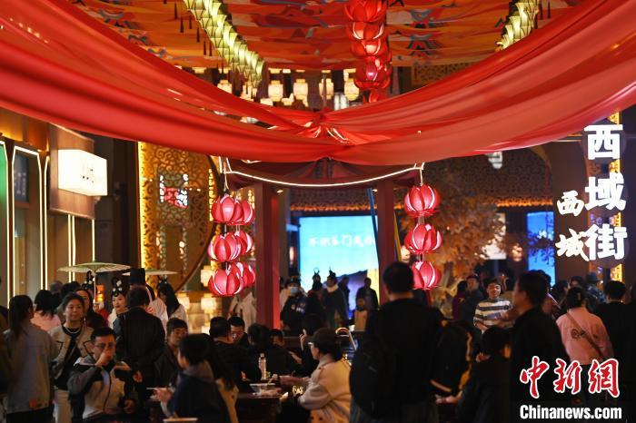 圖為街區(qū)現(xiàn)場游客絡繹不絕。李亞龍 攝</p>
<p>