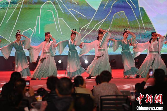 圖為工作人員進行舞蹈表演。李亞龍 攝