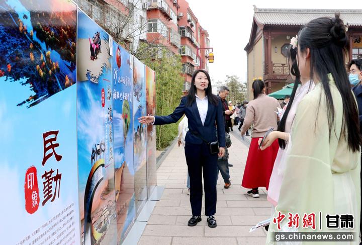 3月下旬，民勤縣在天水啟漢樓廣場舉行推介會，宣傳本地旅游資源和農(nóng)特優(yōu)產(chǎn)品。圖為工作人員向游客介紹民勤自然風光、歷史文化。馬愛彬 攝
