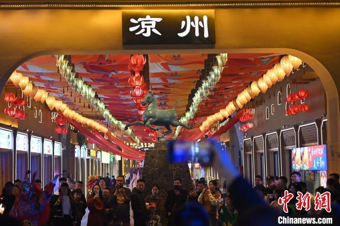 圖為游人拍攝煥然一新亮相的街區(qū)。李亞龍 攝</p><p>