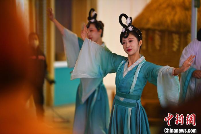 圖為工作人員進(jìn)行舞蹈表演。李亞龍 攝</p><p>