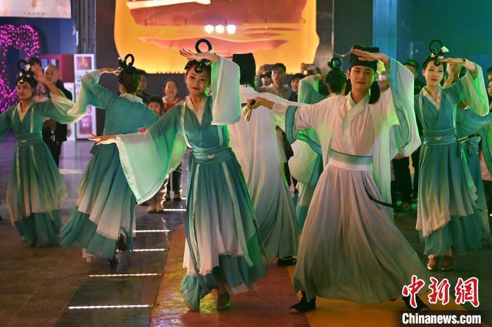 圖為工作人員進(jìn)行舞蹈表演。李亞龍 攝</p><p>