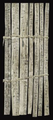 漢簡《康居王使者冊》。此簡記載了西域康居國使者前來“進貢”駱駝，抵達敦煌遇到不公后反映問題，朝廷受理解決的經(jīng)過。新華社發(fā)（甘肅簡牘博物館供圖）