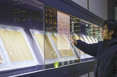 3月6日，工作人員在荊門市博物館新館內(nèi)楚簡展廳展示使用互動裝置。新華每日電訊記者　胡競文