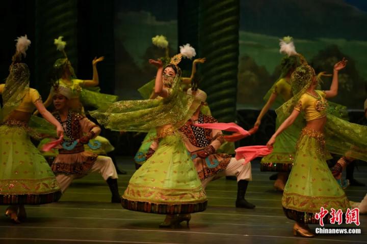 2024年2月23日晚，中國經(jīng)典舞劇《絲路花雨》在甘肅蘭州演出恭賀新春。李亞龍 攝