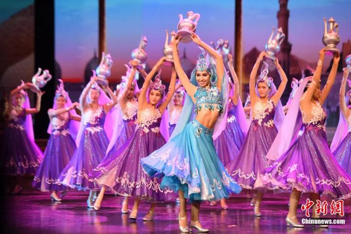 《絲路花雨》外國演員在波斯酒舞中領(lǐng)舞。楊艷敏 攝