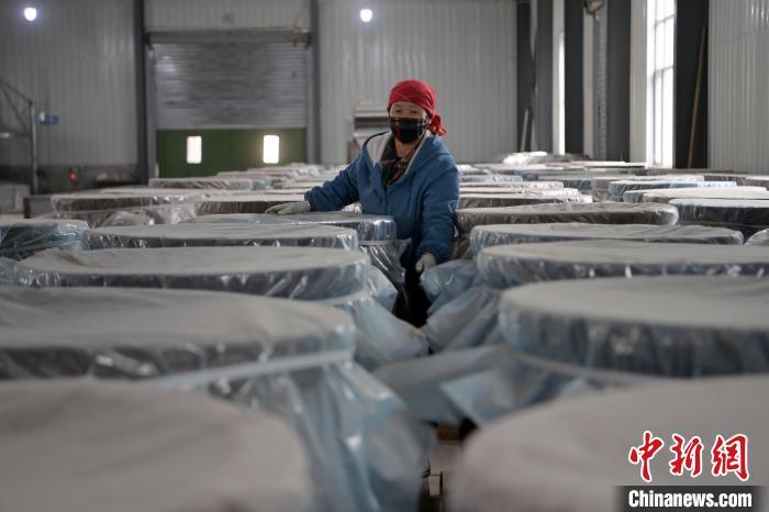 5月10日，工作人員檢查裝有酒糟的壇子。九美旦增　攝