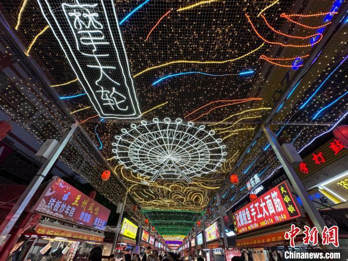 圖為明清街夜市燈光點亮具有武威文化元素的“摩天輪”彩燈。　戴文昌 攝</p><p>