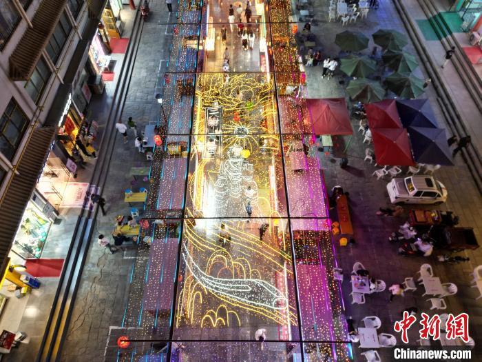 圖為明清街夜市燈光點亮具有武威文化元素的“天梯山石窟”彩燈。(無人機照片) 　戴文昌 攝</p><p>