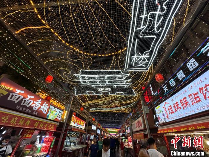 圖為明清街夜市燈光點亮具有武威文化元素的“涼州古城門”彩燈?！〈魑牟?攝</p><p>