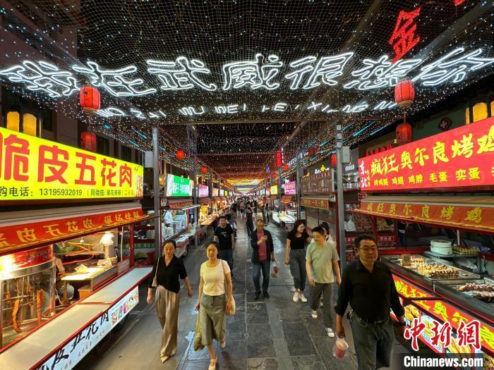 圖為明清街夜市燈光點亮“我在武威很想你”?！〈魑牟?攝</p><p>