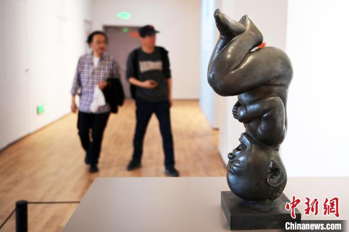 5月21日，觀眾參觀“絲路印跡”雕塑藝術(shù)作品展展出的雕塑作品。九美旦增 攝</p>
<p>