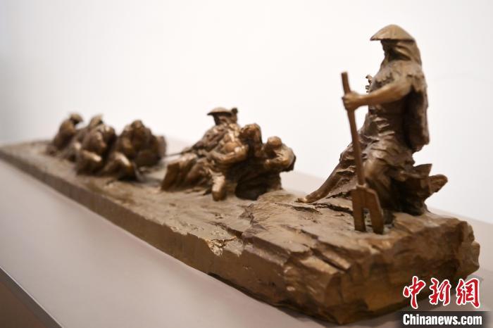 5月21日，在“絲路印跡”雕塑藝術(shù)作品展展出的作品《治水為民·禹德九州》。九美旦增 攝</p>
<p>