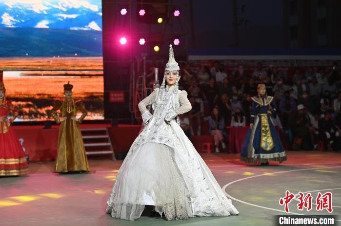 圖為開幕式現(xiàn)場蒙古族服飾秀。李亞龍 攝</p>
<p>