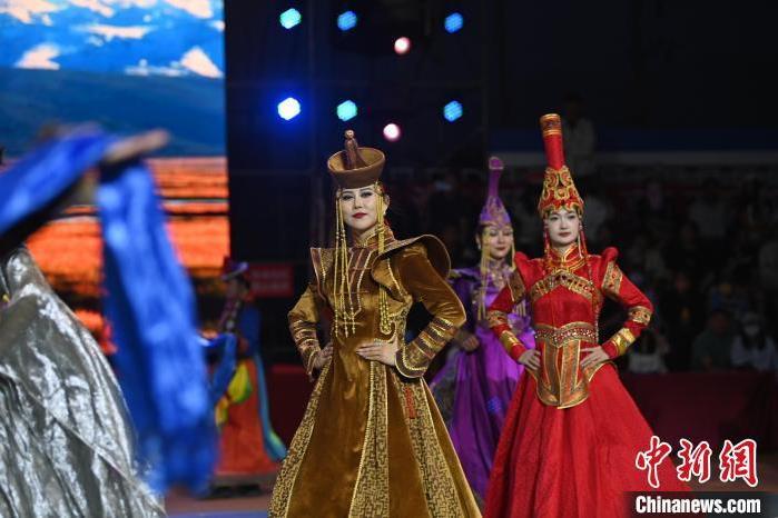 圖為開幕式現(xiàn)場蒙古族服飾秀。李亞龍 攝</p>
<p>