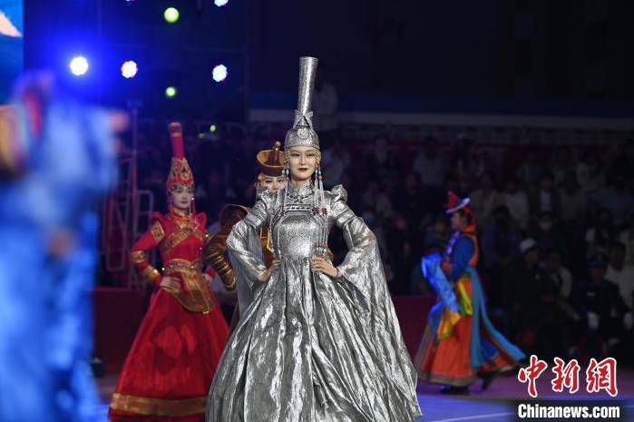 圖為開幕式現(xiàn)場蒙古族服飾秀。李亞龍 攝</p>
<p>