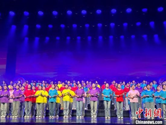 5月28日晚，“詩意甘肅·絲路長風(fēng)三千里”——月出涼州·武威詩會在甘肅省武威市漢唐天馬城舉行。楊娜 攝