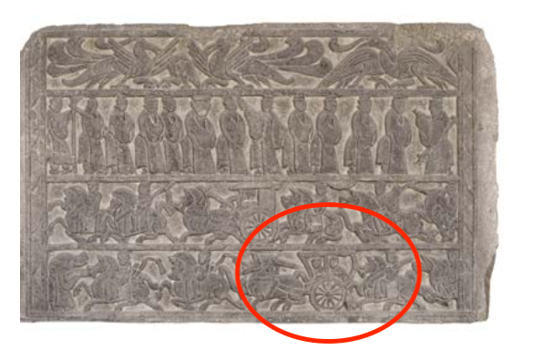 △漢代迎賓、車馬出行畫像石，現(xiàn)藏于臨沂市博物館。畫像石的第四層中有軺車出現(xiàn)。