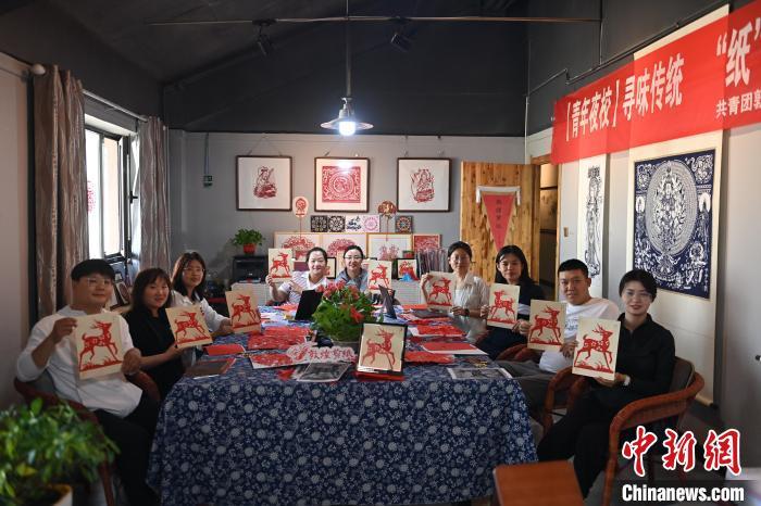 6月6日，在甘肅敦煌青年夜校課程中，青年學(xué)員展示學(xué)習(xí)敦煌非遺剪紙的成果。