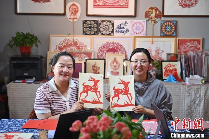 6月6日，在甘肅敦煌青年夜校課程中，青年學(xué)員展示學(xué)習(xí)敦煌非遺剪紙的成果。李亞龍 攝　　