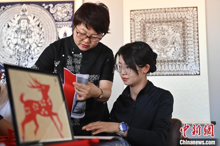 6月6日，在甘肅敦煌青年夜校課程中，青年學(xué)員學(xué)習(xí)敦煌非遺剪紙課程。李亞龍 攝