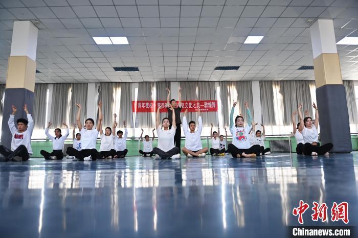 6月6日，在甘肅敦煌青年夜校課程中，青年學(xué)員學(xué)習(xí)敦煌舞課程。李亞龍 攝　　