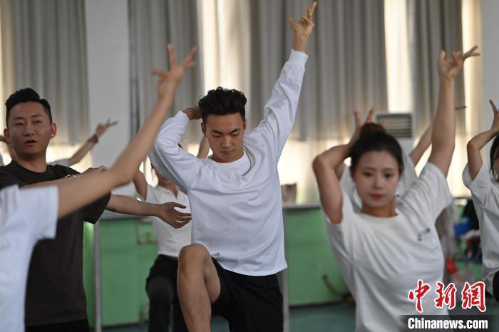 6月6日，在甘肅敦煌青年夜校課程中，青年學(xué)員學(xué)習(xí)敦煌舞課程。李亞龍 攝　　