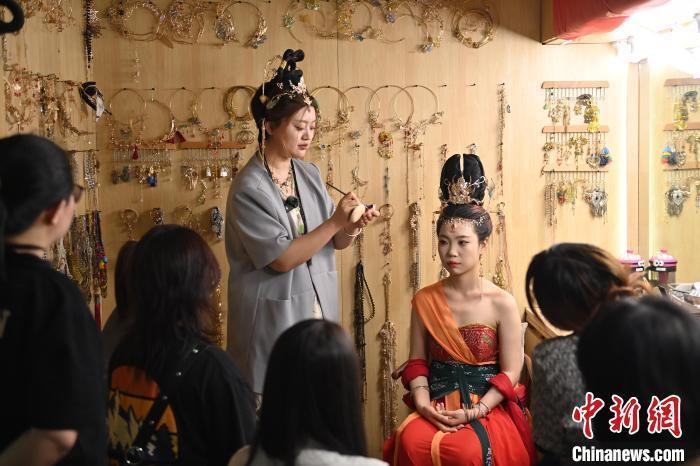 6月6日，在甘肅敦煌青年夜校課程中，青年學(xué)員學(xué)習(xí)敦煌美妝課程。李亞龍 攝