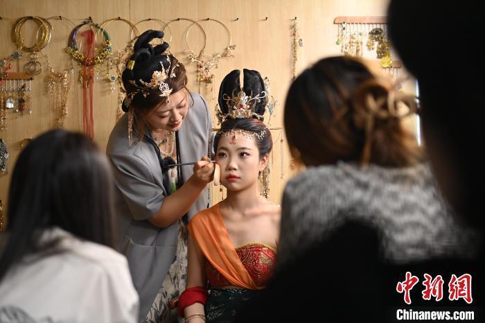 6月6日，在甘肅敦煌青年夜校課程中，青年學(xué)員學(xué)習(xí)敦煌美妝課程。李亞龍 攝　　