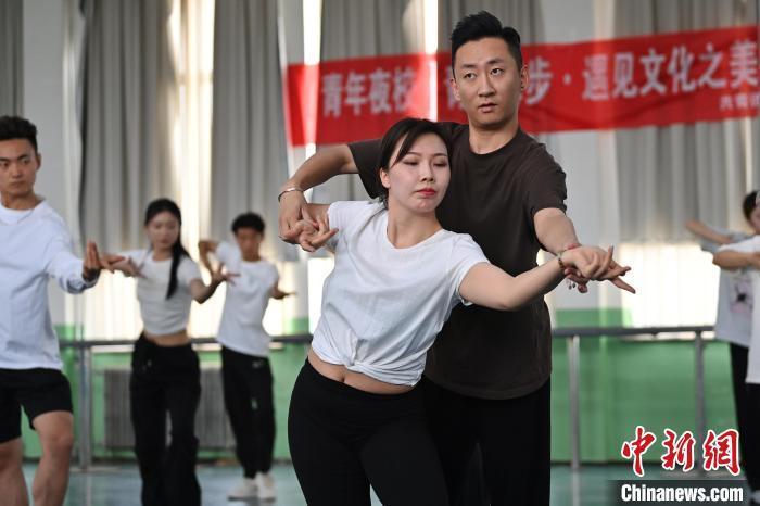 6月6日，在甘肅敦煌青年夜校課程中，學(xué)員學(xué)習(xí)敦煌舞課程。李亞龍 攝　　