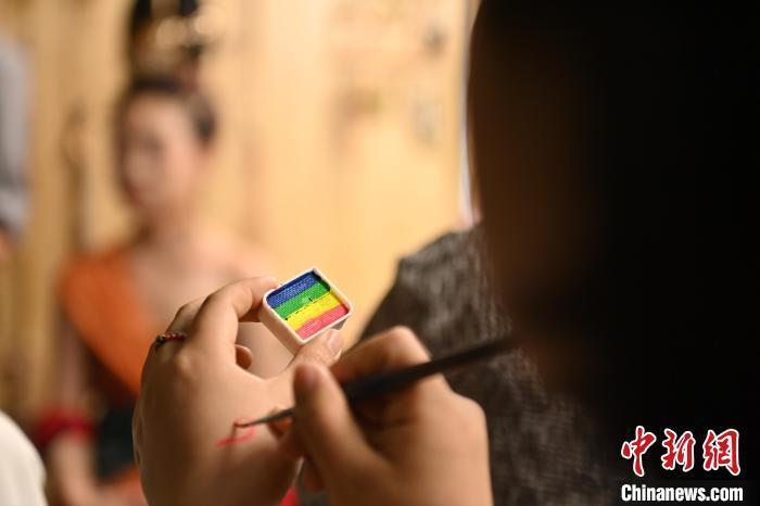 6月6日，在甘肅敦煌青年夜校課程中，青年學(xué)員學(xué)習(xí)敦煌美妝課程。李亞龍 攝　　