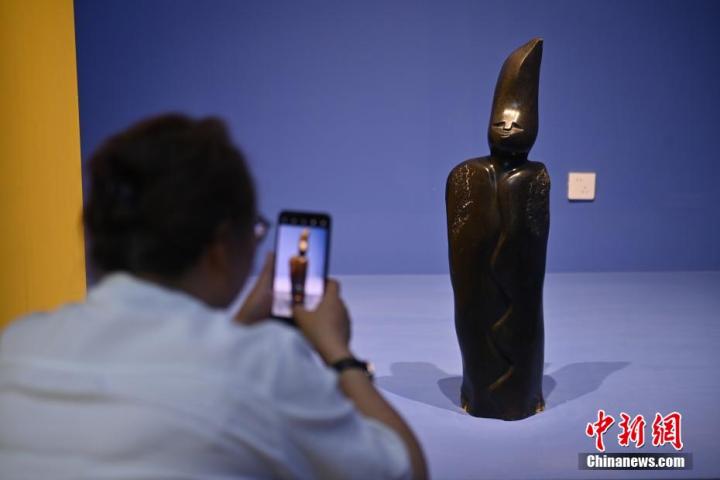 圖為游客拍攝蛇紋石作品《貴婦人》。中新社記者 李亞龍 攝