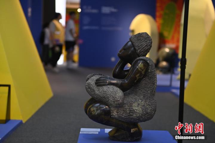 圖為游客參觀藝術(shù)展。中新社記者 李亞龍 攝</p>
<p>