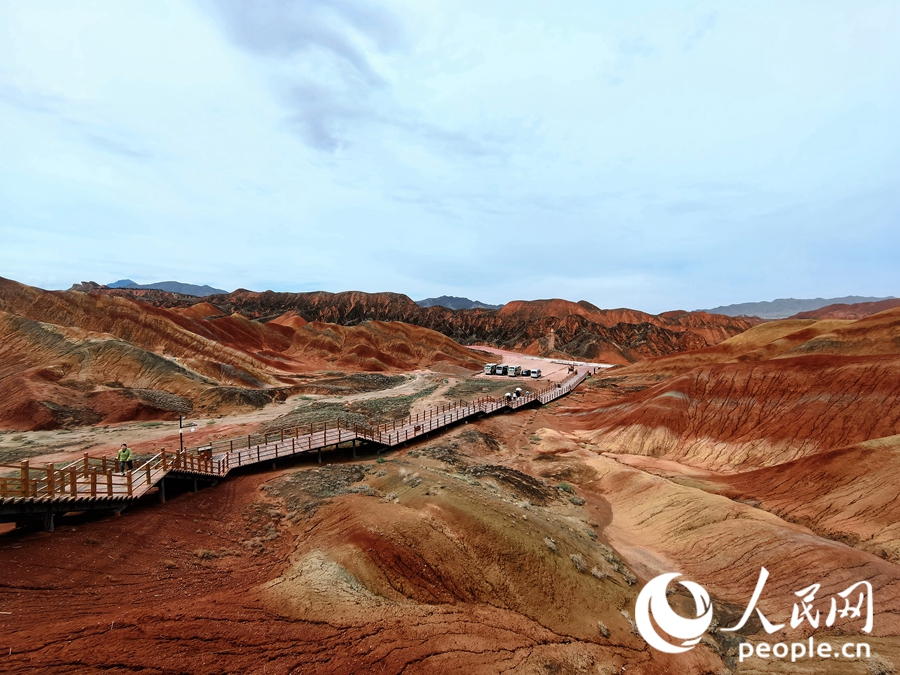  雨后的七彩丹霞，顏色格外艷麗。人民網(wǎng) 黃津曉虎攝
