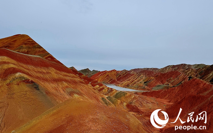 雨后的七彩丹霞，顏色格外艷麗。人民網(wǎng)記者 徐冬兒攝