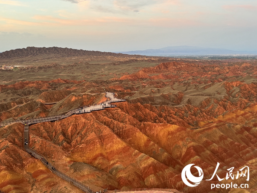 日落時(shí)分，余暉與丹霞交相輝映。人民網(wǎng)記者 徐冬兒攝